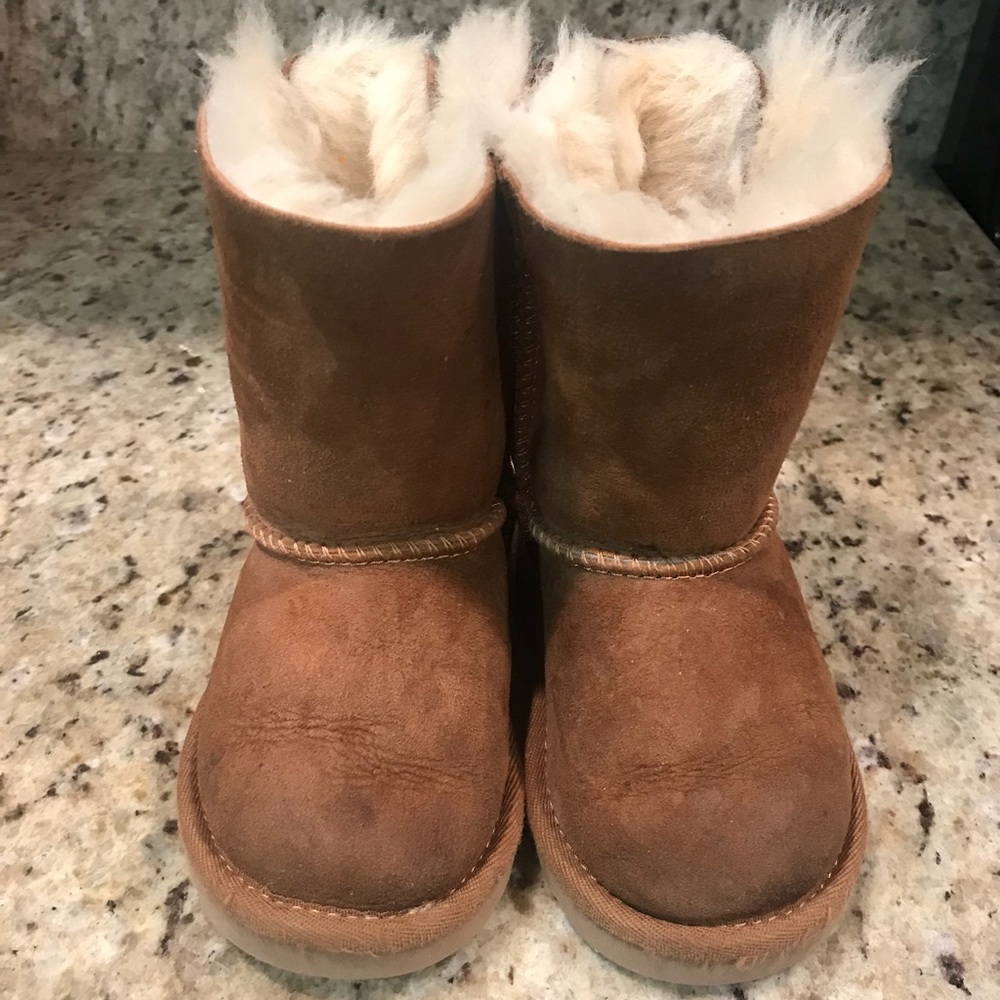 COPY - Ugg kids sz 6 Chestnut color